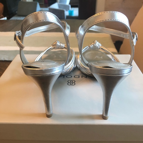 Bandolino Silver Heels - Picture 3 of 5
